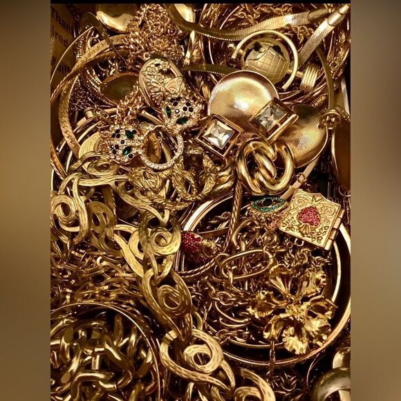 Premium Vintage Jewelry Lot~ 2 LBs Estate necklace earrings, rings, bracelet - Picture 9 of 10